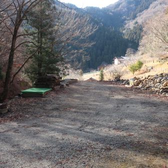 資材置場は広い駐車場になっていて