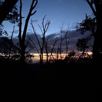 市道山で夜明け。ずっと吐き気がしており固形物が喉を通らない。パック牛乳400mlを一気飲みしたら美味しかった。