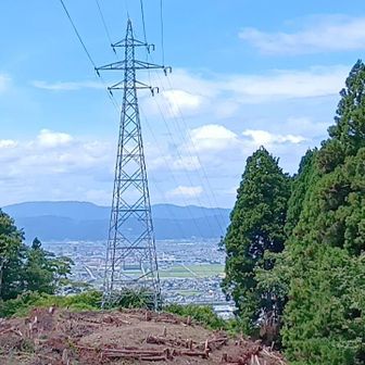 北陸電力荒土線の送電線。風が吹き抜けて気持ちいい。西方面。