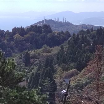 観光客が路上にあふれるケーブル山上駅前を抜けて記念碑台。風が冷たかったが我慢して昼食。