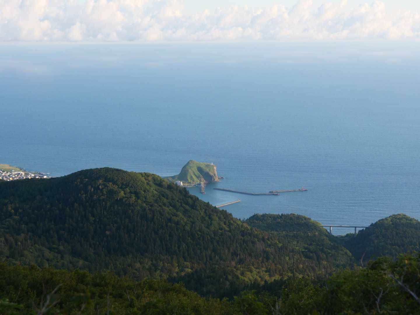 目を右に移すとペシ岬