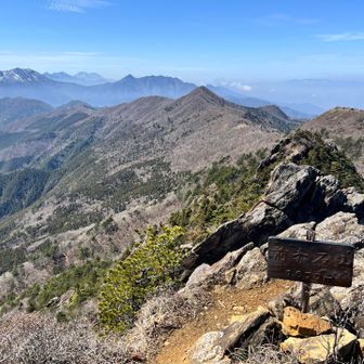 前赤石山から石鎚山が観られた。