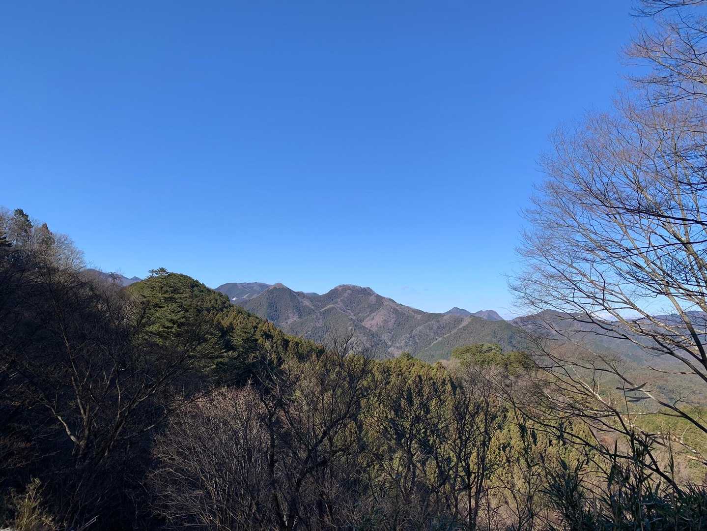 前方には昨年暮れに行った伊豆ヶ岳。