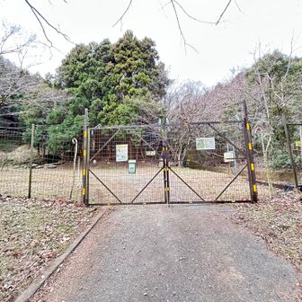 この登山口手前左側にゴルフ場の敷地内にはなりますがトイレがありました(使わせてもらえるのか分かりませんが…)
この先宮ヶ瀬ダムまでトイレありませんのでご注意を🚾