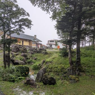 建物のあるとこに戻ってきたので一安心です。ロープウェイは雷が鳴っている間は止まっているので、レストランでコーヒーを購入して雨で濡れた体を温めてひと段落。