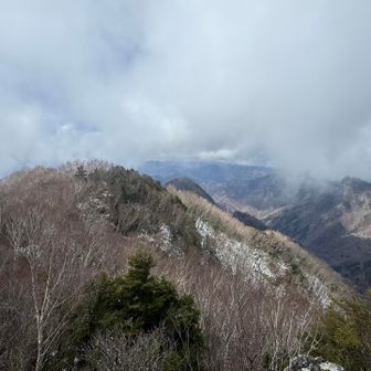 山頂からの眺望。イマイチですが、これでも山頂に着くまではガスガスで真っ白だったんです。山頂に到着と同時に晴れ間が出てきました。