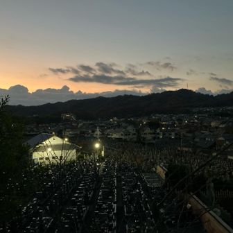 だんだん空が明るくなって来たけど、眼下は墓地🪦