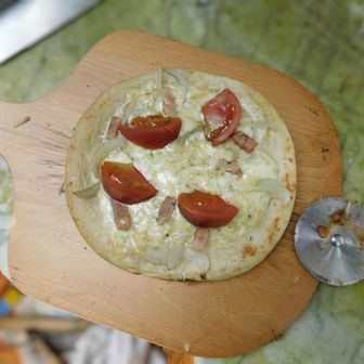 トマト
ベーコン
玉ねぎ

私が持参したのは チーズのみのピザ🍕
お馴染みのサポーターの方から具材を分けてもらったので 
少し豪華になった(๑•̀•́)و✧♡