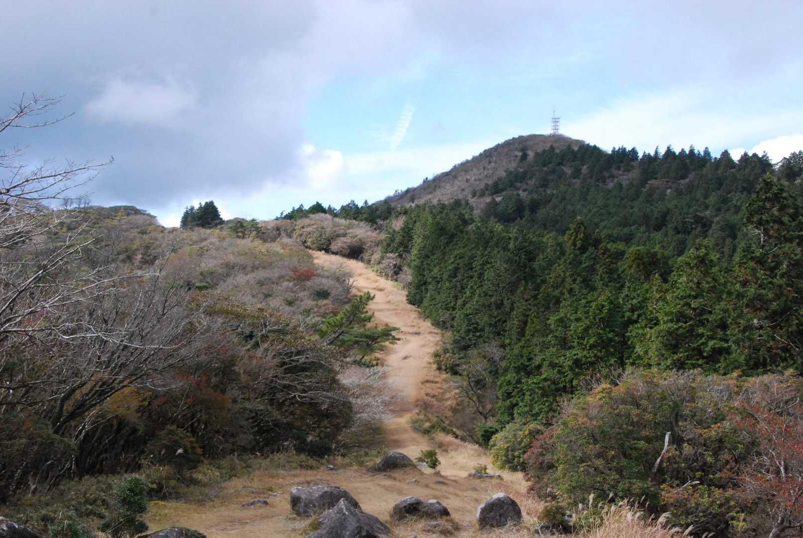 鉄塔の山が目指す金冠山。