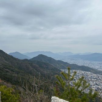 石山（スタートから約94km）
松笠山、木の宗、前半ラスボス鬼ヶ城山、白木山が望めます。ああ‥あそこから来たのかぁ
なんて、思いつつあと少しなのです🏃‍➡️