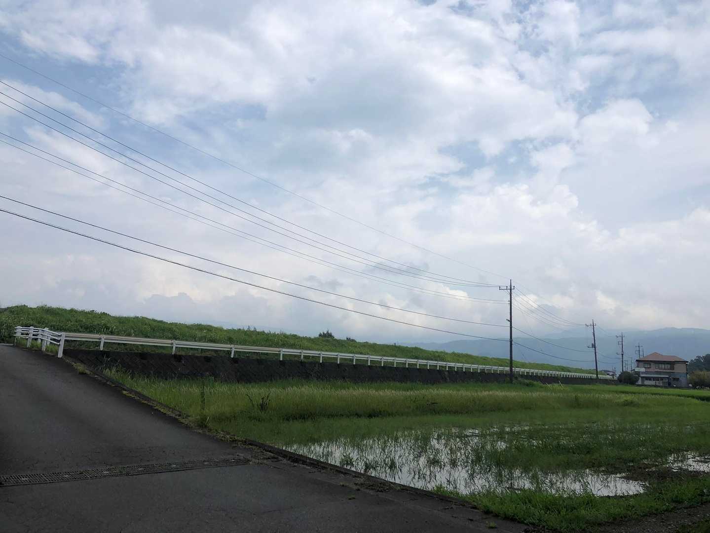 今回の登山は突然のアキラ氏の提案で始まったものの

なかなか楽しいものとなりました

とはいえ

めんたいパークへ誘った時に山に行くことを

なぜ言わない？

登山サプライズか？

何もドキドキしないぞ！

∑(ﾟДﾟ)！ってなるわ

心落ち着かせるため

登山口を降りた時に見えた景色を立ち止まって楽しんでいたら

さっきまで痛くなかった膝下が痛くなってきて

膝下が痛み始めた事をアキラ氏に言うと

「打撲は後から痛くなるからね〜」と呑気な一言

こんにゃろめ〜