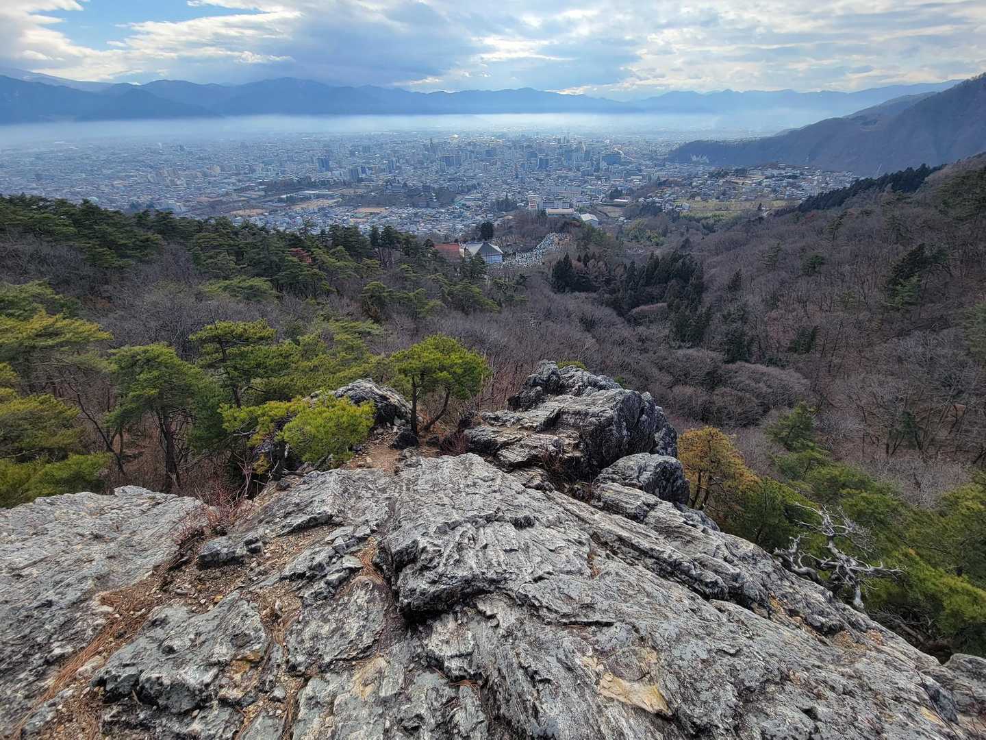 こんな大きな岩からしばし眺めて