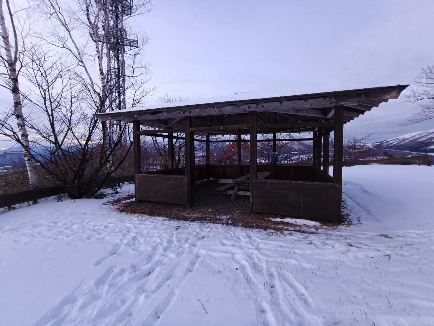 小屋で少し待機、汗冷えしそうで下山