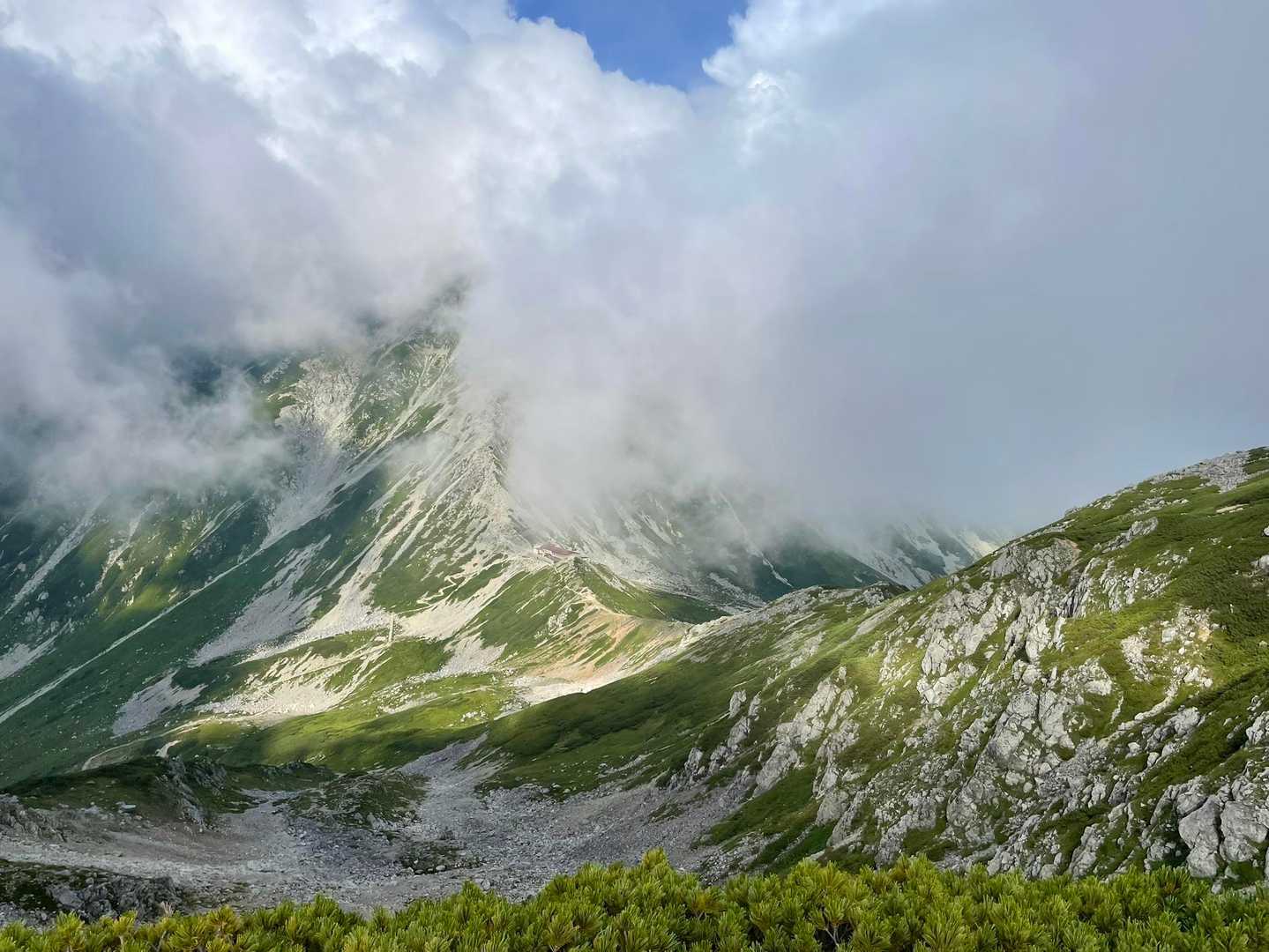雄山方面。
谷間に一の越山荘、今晩お世話になります。