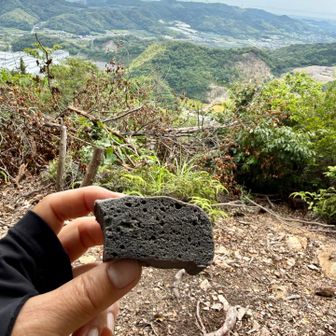 ベンチに座って、コーヒータイム
黒いケーキ
イカスミでも、竹炭でもありません
黒胡麻入りです

