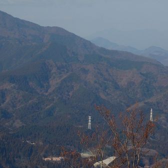 この方向で甲斐駒ヶ岳が見えるはずだか今日はかすんで見えない！