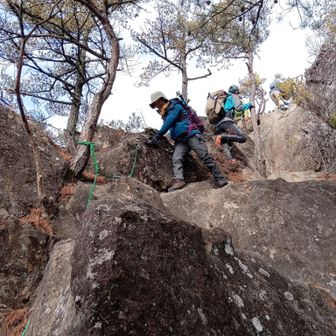 さぁ～下ります。
私は一番に下りみんなを撮ります✌️
（高齢者は一番）
岩好きなHさんも大丈夫です💪