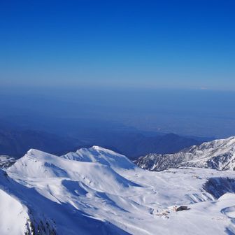 室堂平の向こうには富山平野。