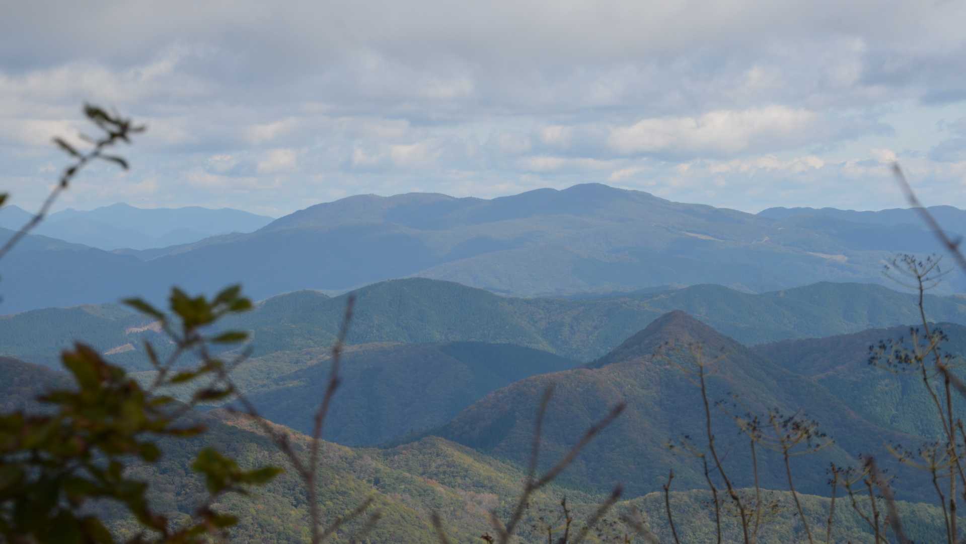 東16km先の道後山。
山頂1,268mは，陽を浴びて，くっきりと。