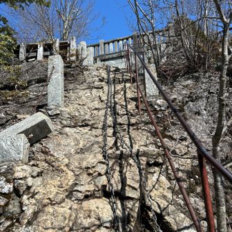 山頂手前。階段が崩れたのか、元からこうなのか。