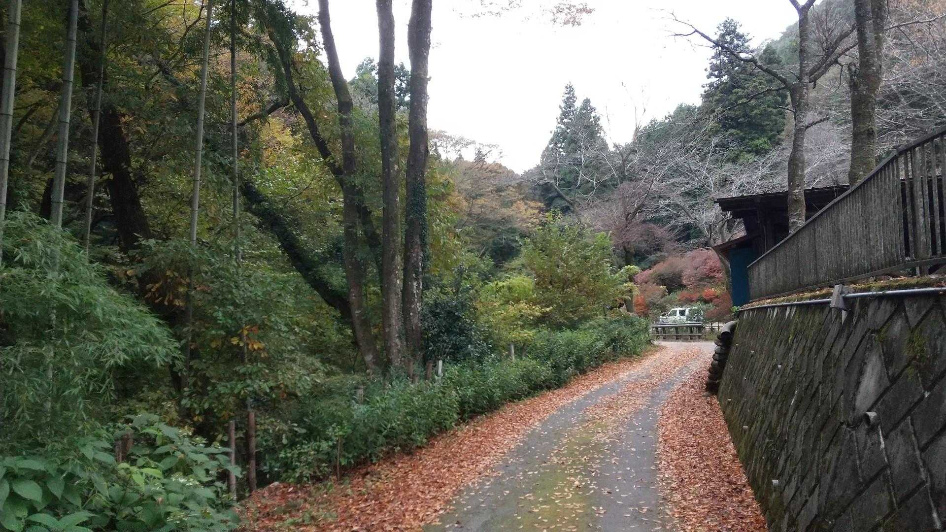 神社駐車場へ