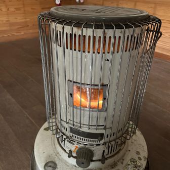 暖をとる。山でストーブにあたれるなんて、贅沢だ。