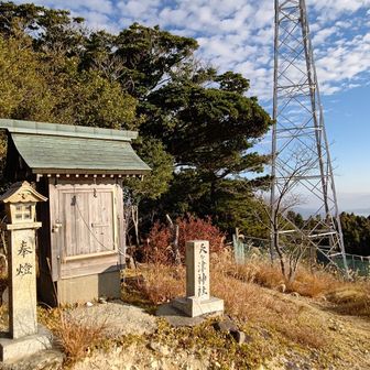 天ヶ津峰到着👍️
天鈿女命(アメノウズメ)を祀る神社🙏
「岩戸隠れ」の伝説に登場する芸能の女神で日本最古の踊り子と言われているらしい🎶💃