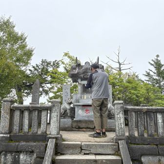 何を祈念しているかって？
……御利益が落ちるゆえ、口外まかりならぬ。

まだ見ぬ黒髪の乙女との邂逅であるとか、
これからなるはずのロナウドの尻、あるいはコナンの脚であるとか――

そのような不埒を逡巡しているわけではないことだけは、伝えておこう。