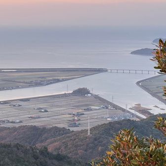 中央、二股に分かれてるところに小さい林が見えます。本当は朝回ろうとしていたグレーピークがあるのですが、時間なくてやめときました。
後で車で行きます🤣
山の名前がかわいいんですよ、ぽんぽん山🤣