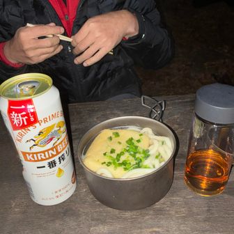 夕飯はうどんとおにぎり🍙
ビール🍺右はウイスキー🥃