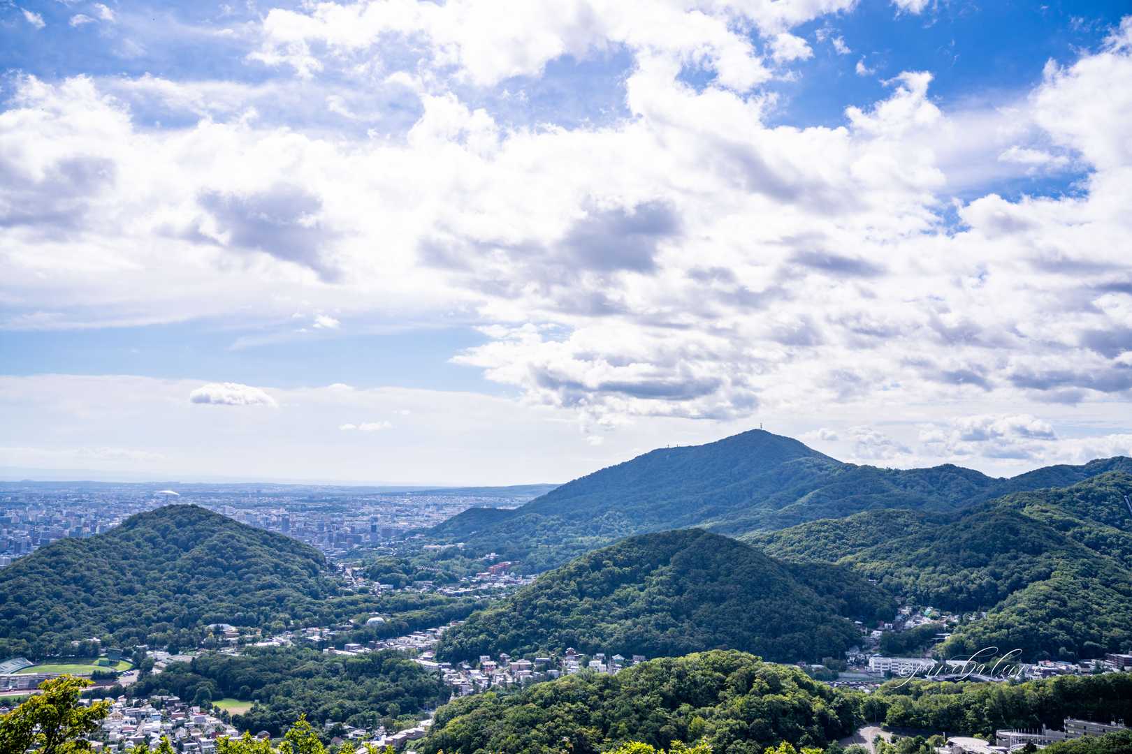 山頂から藻岩山方面。