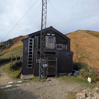 越後駒ヶ岳小屋も閉鎖中
左の階段登って中へ