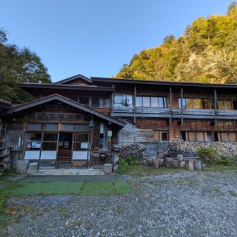 温泉旅館風の山小屋です…
荷物をデポして…