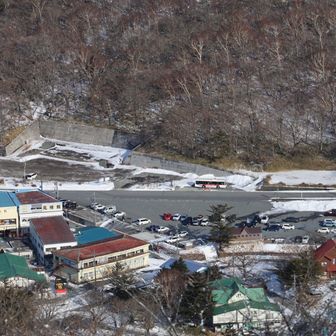 あかぎ広場前バス停にバスが停まっているのが見える