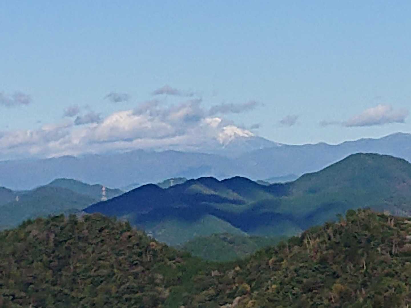 帰りの高沢古道からの北の眺望、御嶽山が雪に覆われてる