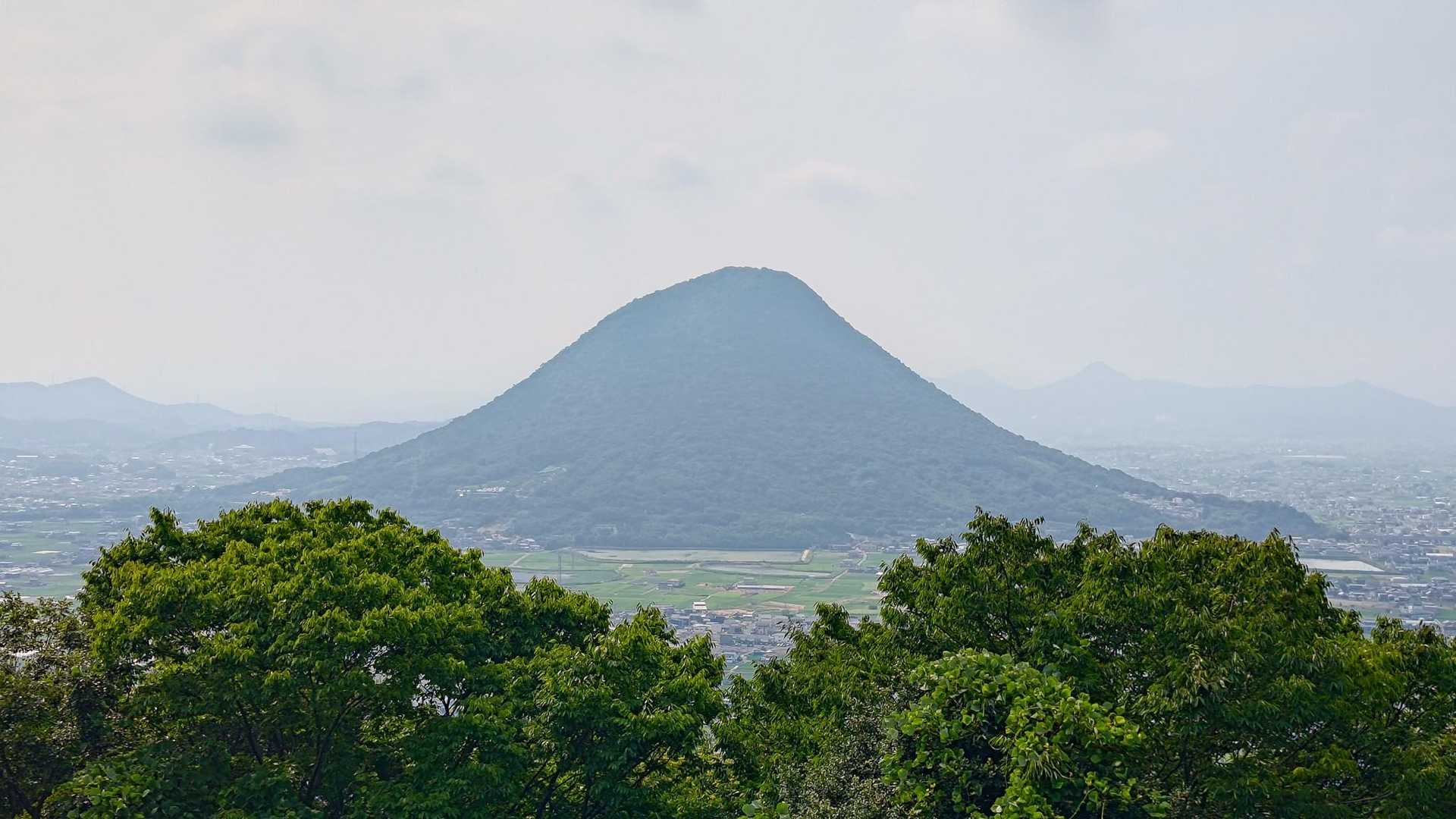 讃岐富士のキレイな形、いいですね(●´ω｀●)
このフォルム好きなので、見れてよかった…。
伊予富士がイケメンなら、讃岐富士はスタイルのよいキレイな山ですね！