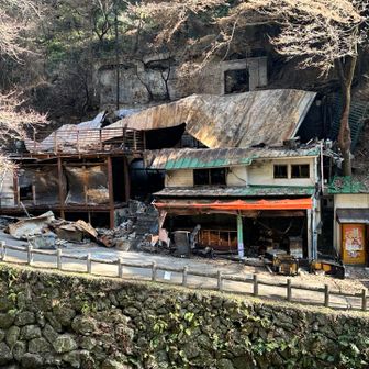 火事のあったお店はまだそのまま。