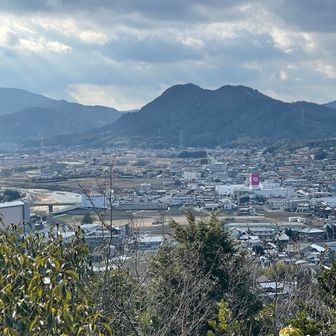 山頂からの景色⛰️正面に郷原の岩山
(周りの樹木🌲が伸びて360°の展望は無理かなぁ)