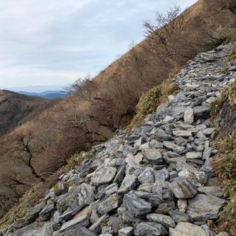 山頂付近に来ると、一気に足場がガレ場と岩場に変わる😖
慎重に行こう！