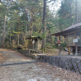 駐車場には避難小屋とトイレがあります。（トイレットペーパーは無い）