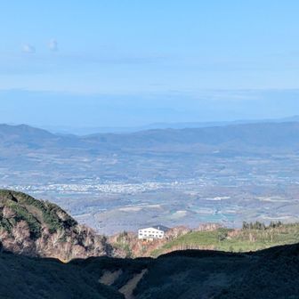 振り返ると凌雲閣と富良野盆地。