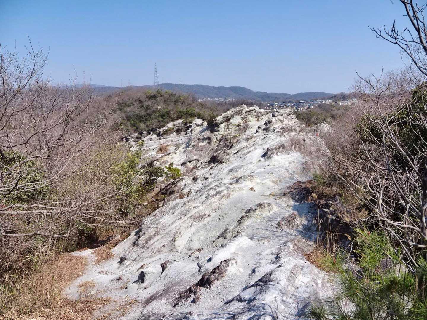 白い岩を歩いていく