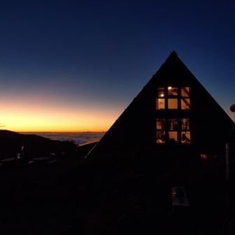食後は小屋周りを散策。
ステキな夕日と朝日小屋。