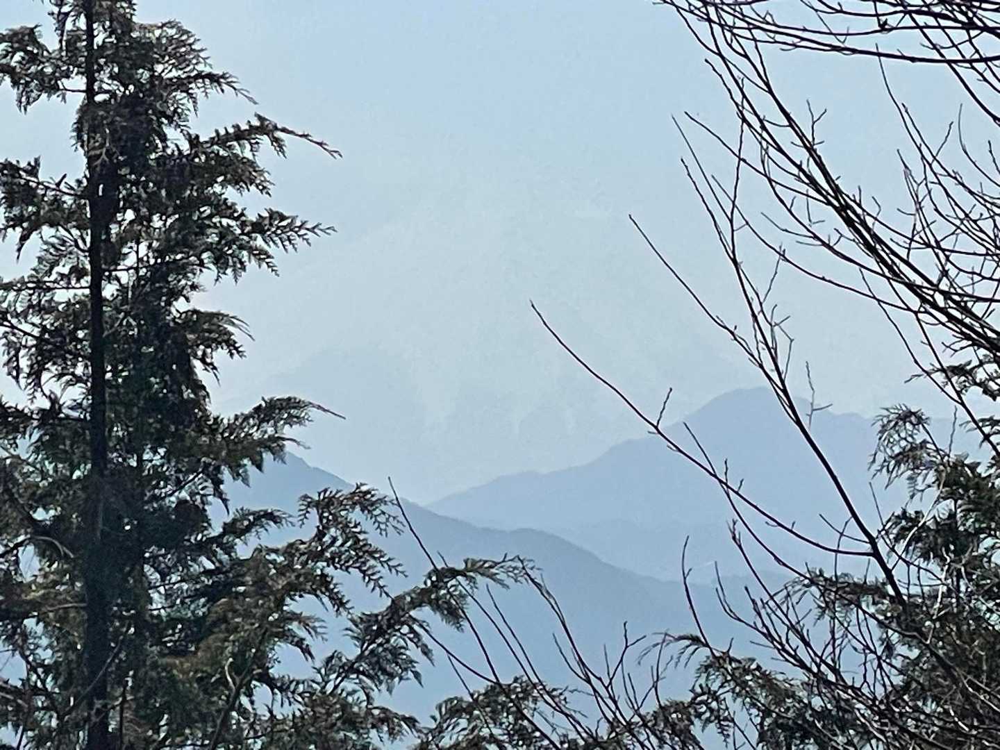 ほら、うっすら富士山🗻
見えるかなぁ😅
肉眼だともうちょっと分かりやすいのにー。
