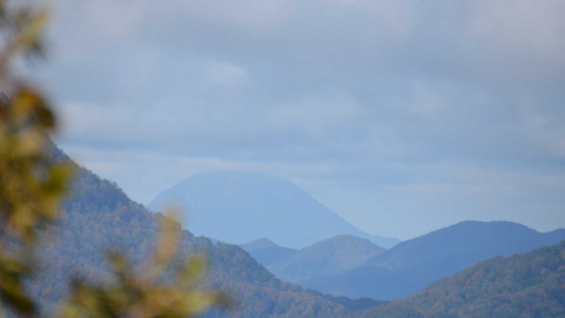 西北西41km先の三瓶山。
山頂1,126mは，雲の中。