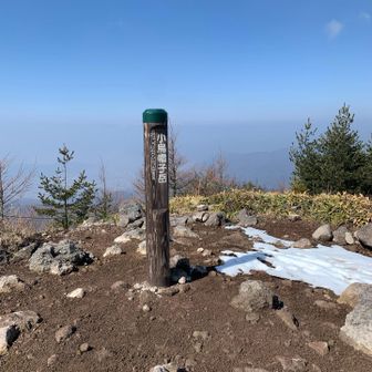 稜線からは雪無く、小烏帽子岳到着。