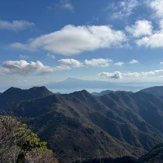 稜線がすごくきれいだし雲仙もめっちゃ見える。雲仙、阿蘇山、由布岳の3つはワンゲルやってるうちに行きたいなあ