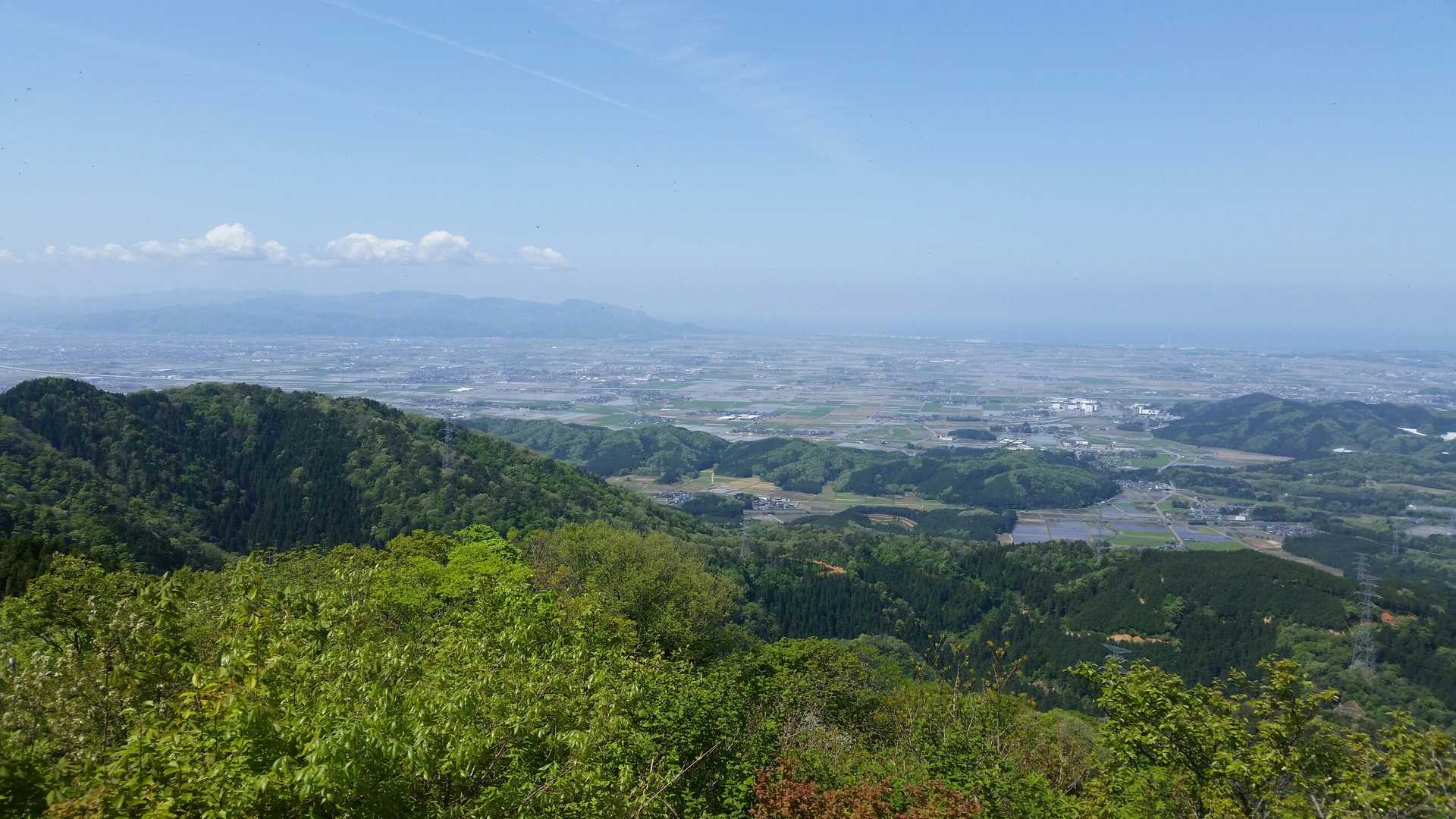 福井平野が確かに全貌できます。暑すぎて空気がもやっていますが。そういえば三床山も男大迹王が治水のために作戦を練ったとあります。福井平野のあちこちに登って治水に努力されたのでしょう。