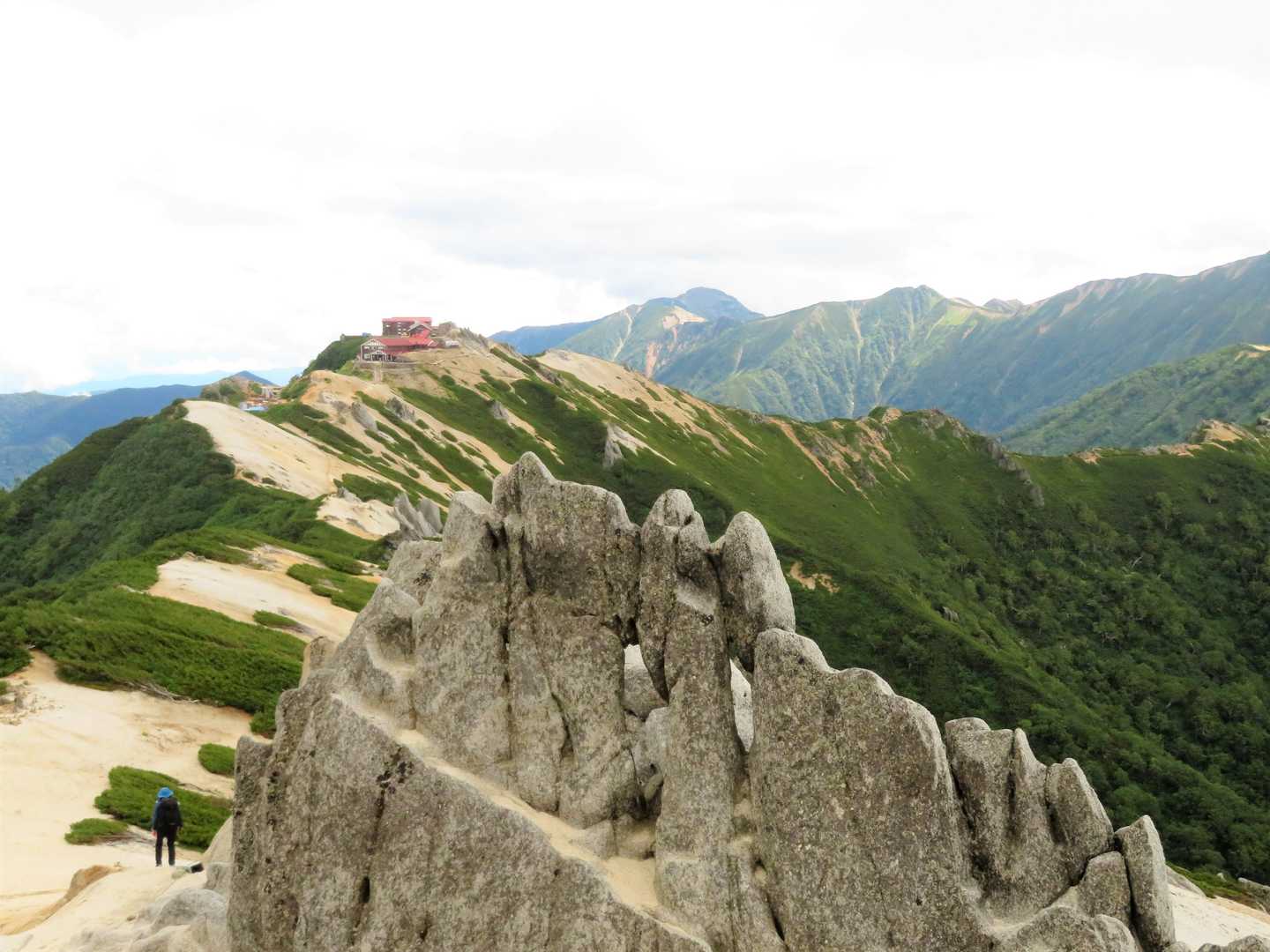 メガネ岩👓と燕山荘。完全に晴れてくれなかったものの、連泊したことで無事に燕岳にも登れました。