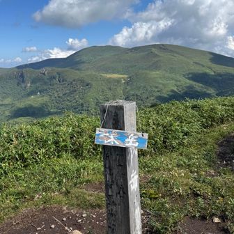 秣岳山頂から栗駒山頂